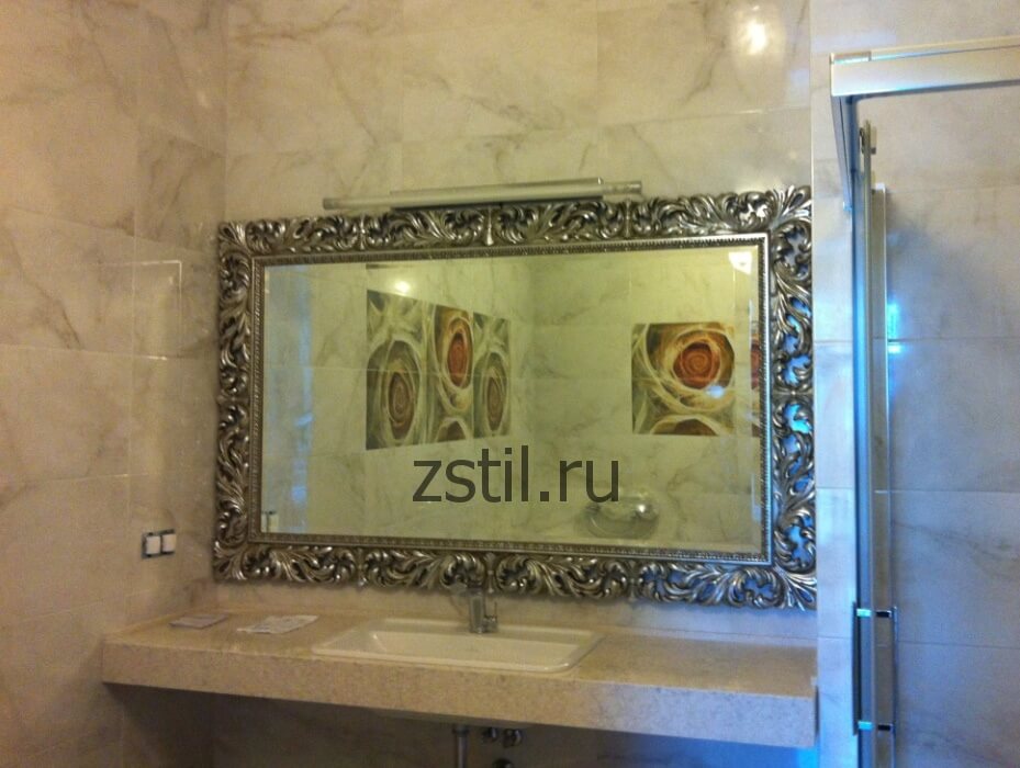 Зеркало в резной раме в Санкт-Петербурге